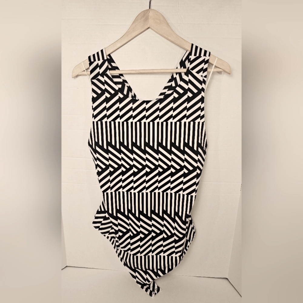 [EXPRESS] Geometric BodyContour High Neck Compression Strappy Back Bodysuit 《XL》 - Picture 5 of 15